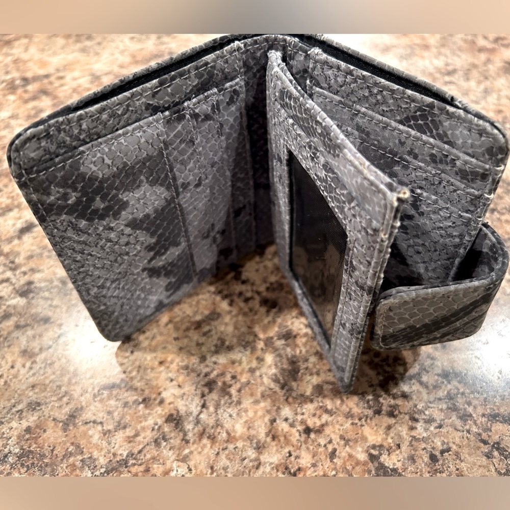 Wallet bi-fold, coin, card slots & picture frame flap in a gray faux alligator